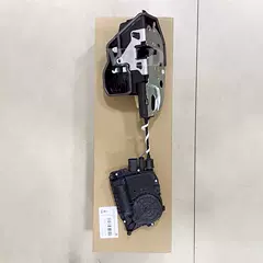 Self-priming central lock machine
