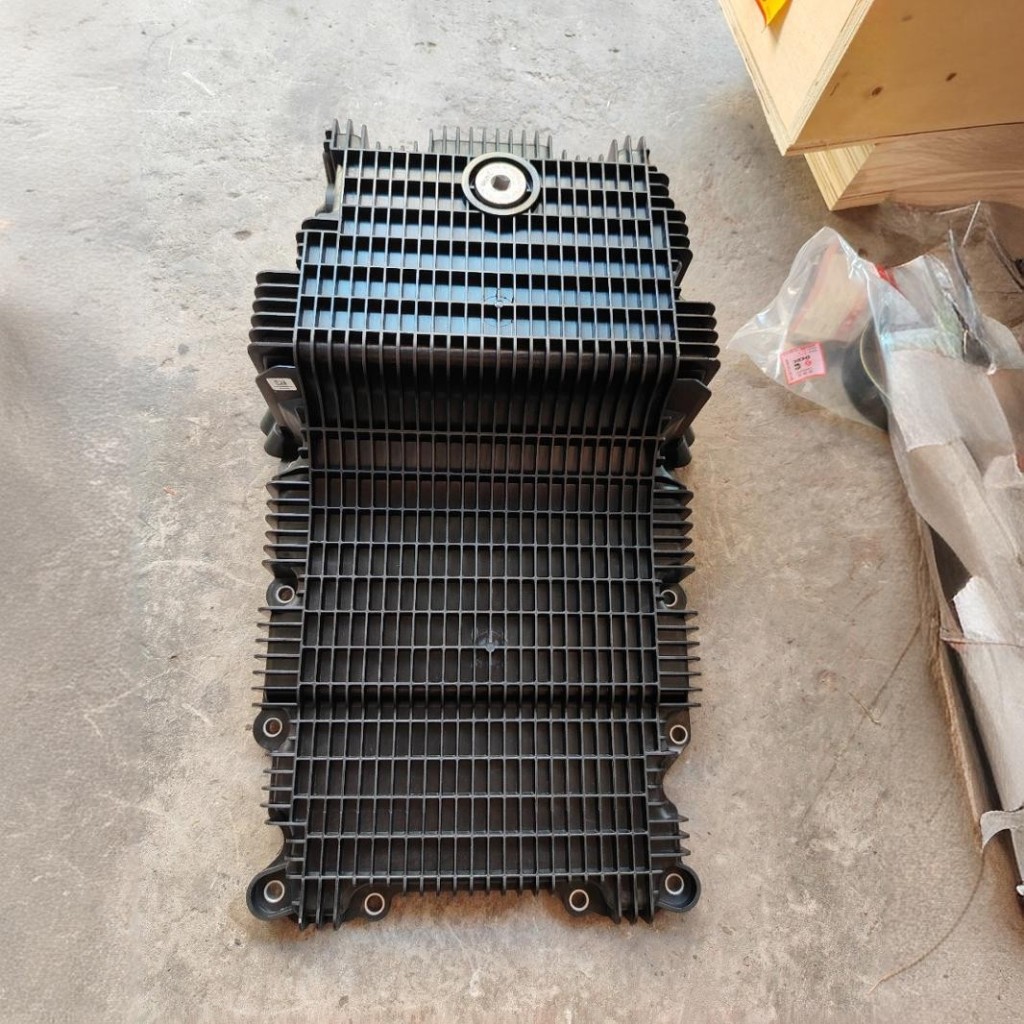 Oil pan 