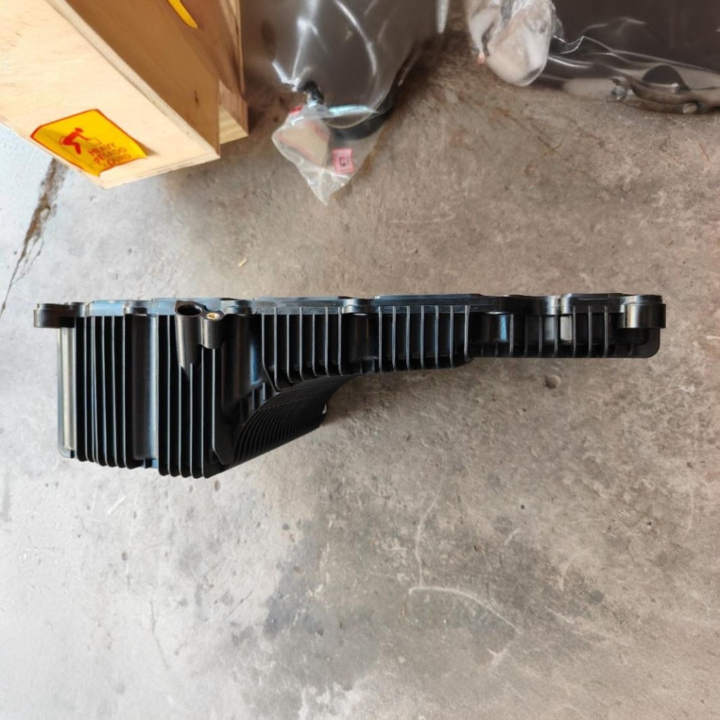 Oil pan 