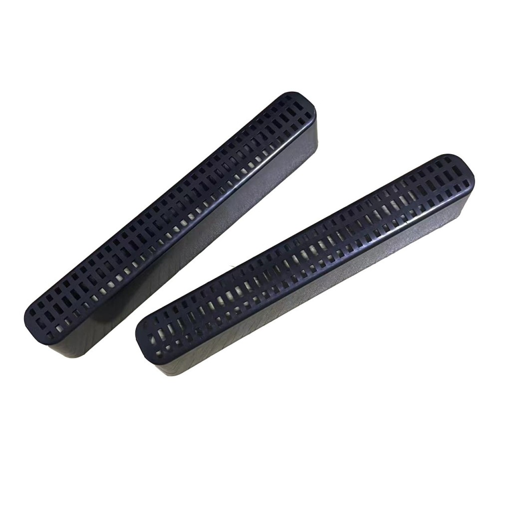 Anti-blocking protective cover for air conditioning outlets