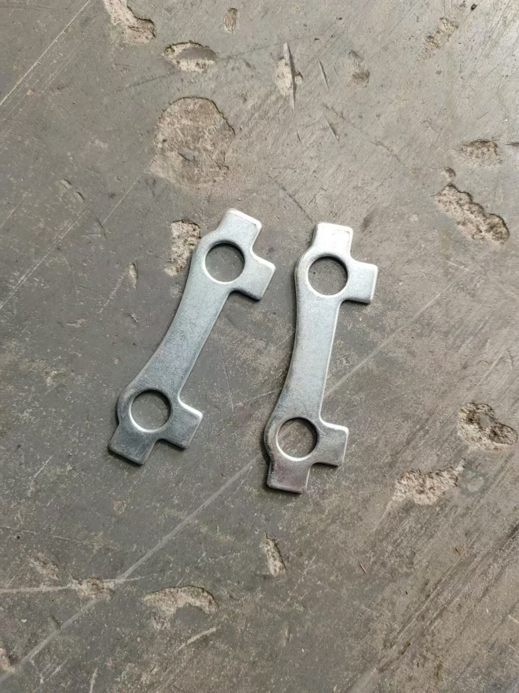 Loader transmission shaft lock plate