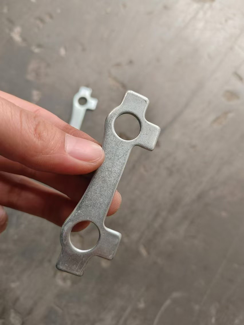 Loader transmission shaft lock plate