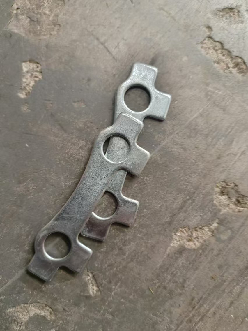 Loader transmission shaft lock plate