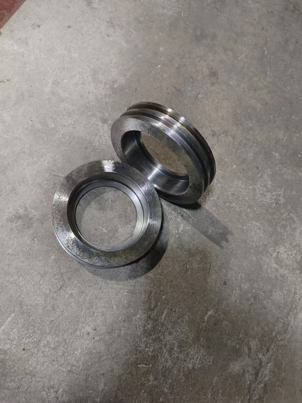 Four-axis oil seal seat with double groove