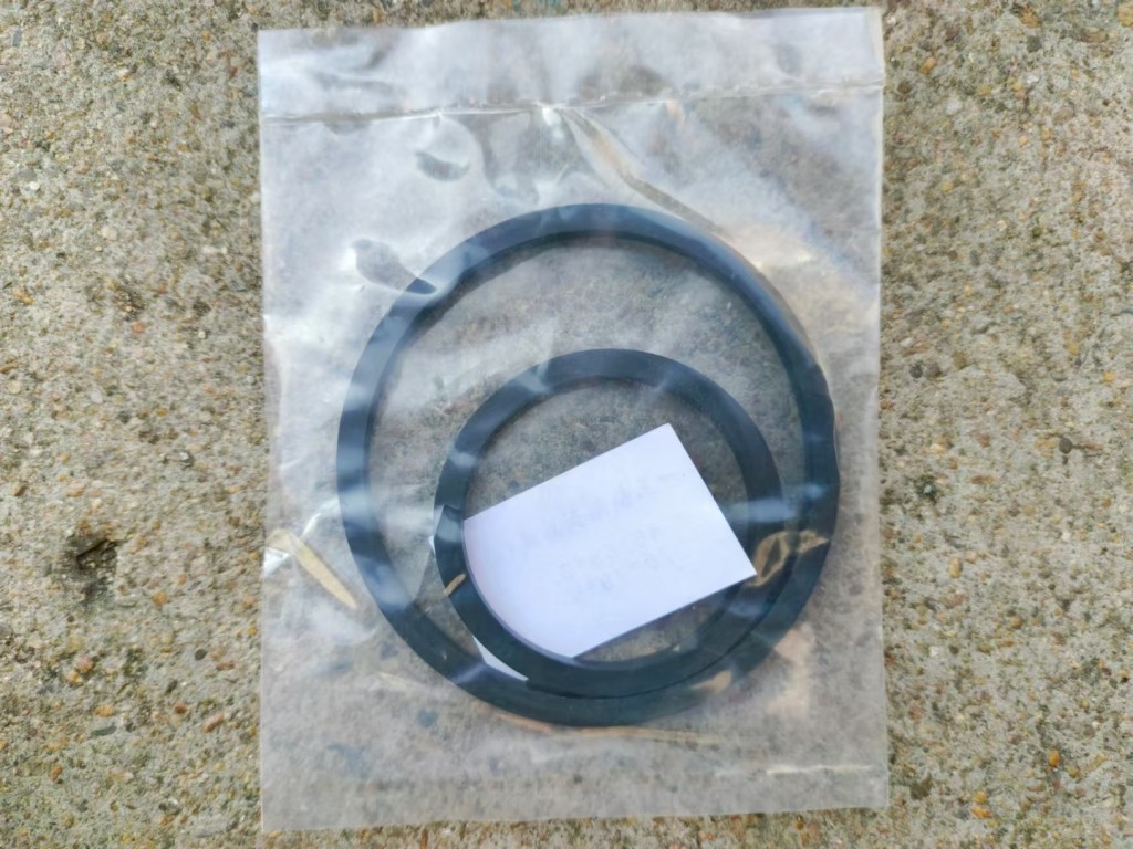 Rotating oil seal of loader