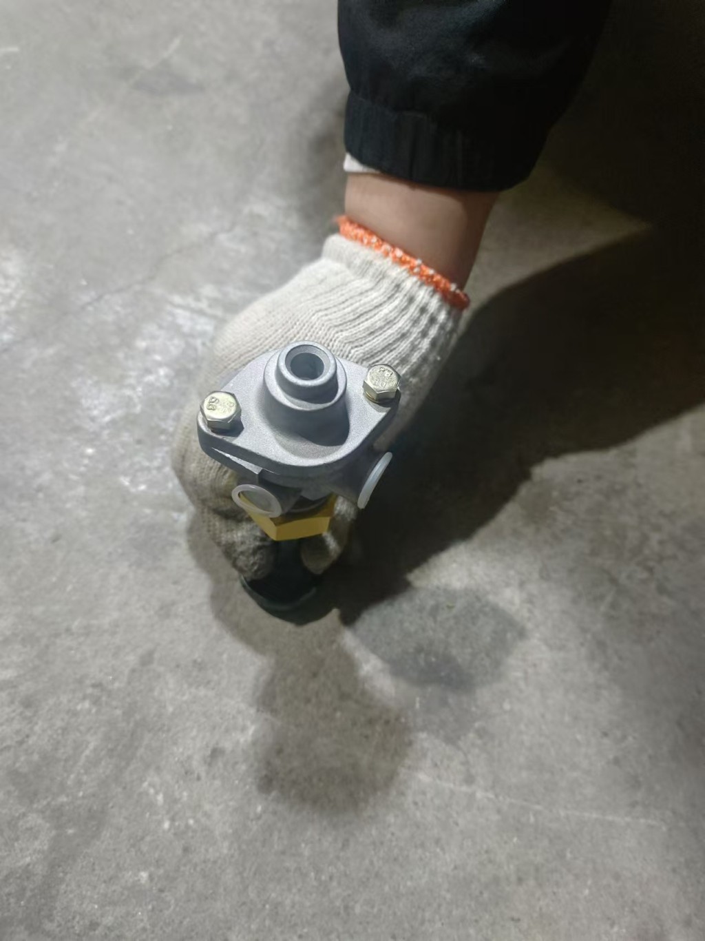 Hand control brake valve