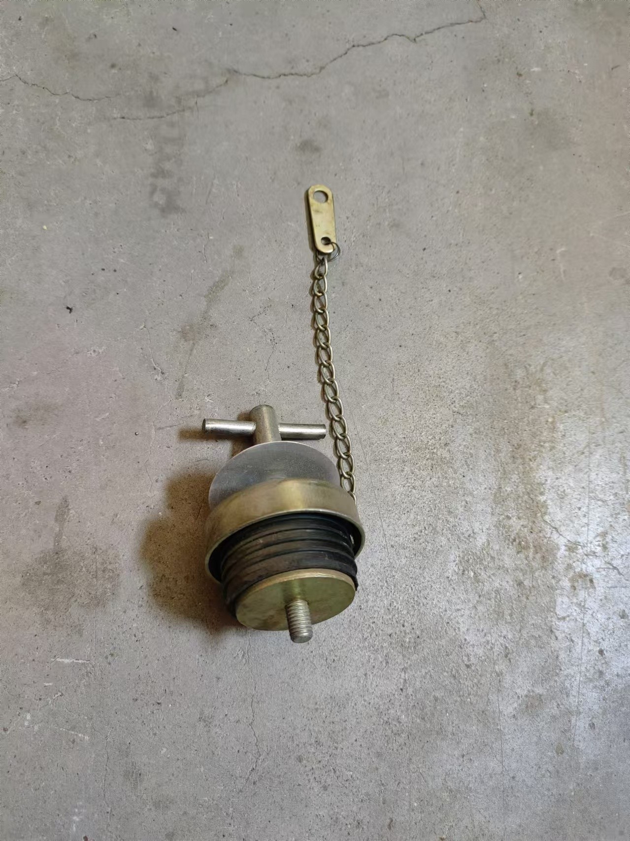 Loader fuel filler cap