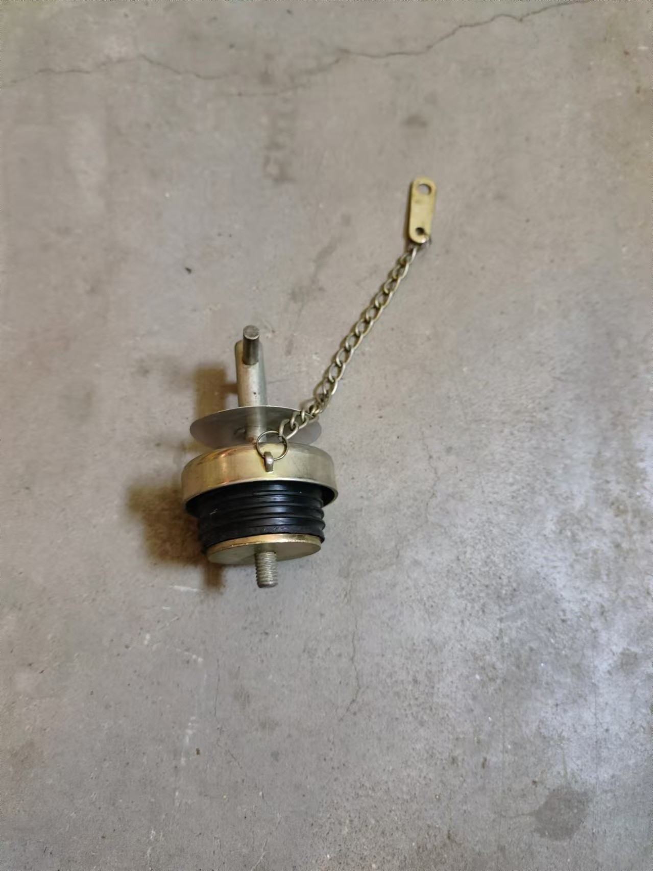 Loader fuel filler cap