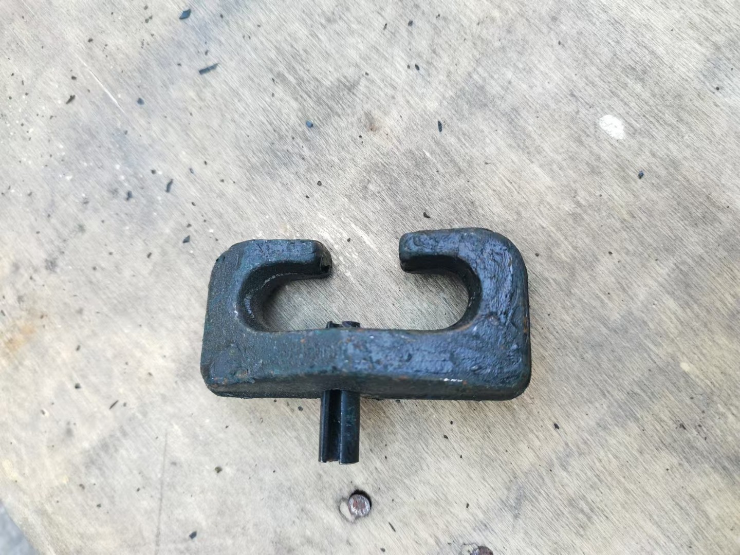 Loader protection chain shackle