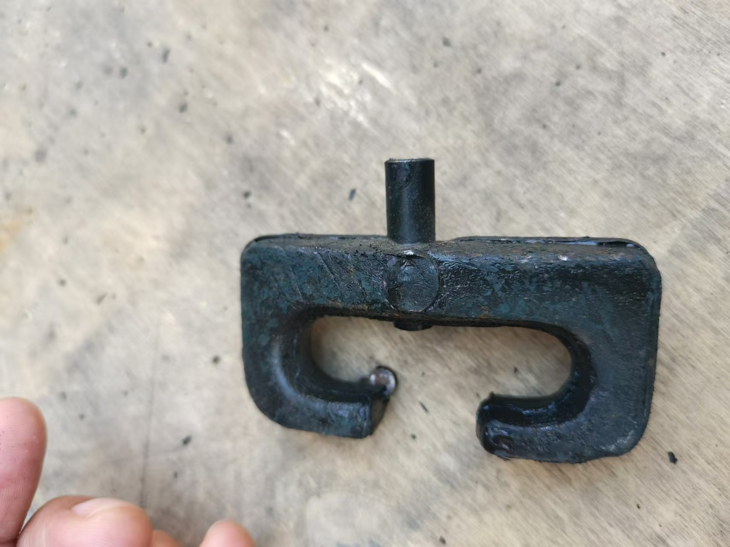 Loader protection chain shackle